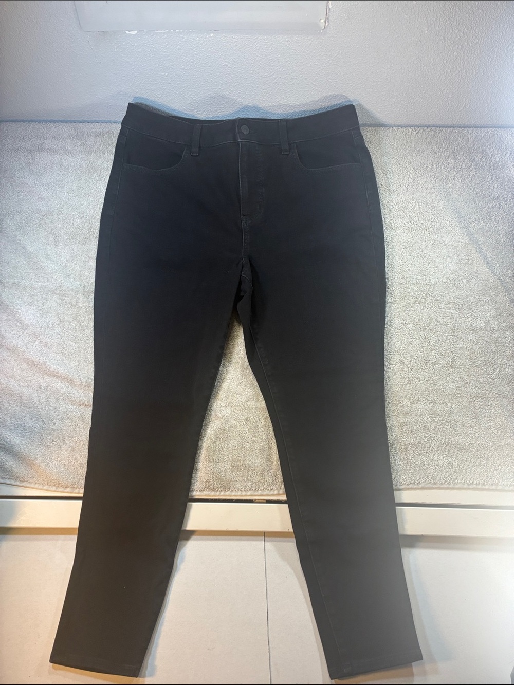 American Eagle Outfitters Women's Slim Straight Jeans in Black
